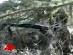 En tysk soldat får ordre om at tænke på sorte, når han skyder. Billedet er taget fra det lille videoklip, der florerer i medier og på nettet. 