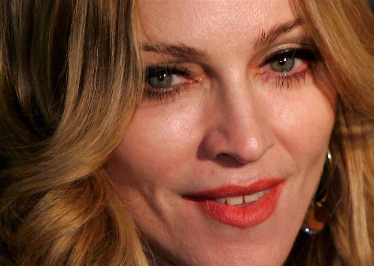Hvorfor skal Madonna nu også til at designe tøj?, spørger Madonna-fan og modeekspert Kim Grenaa. 