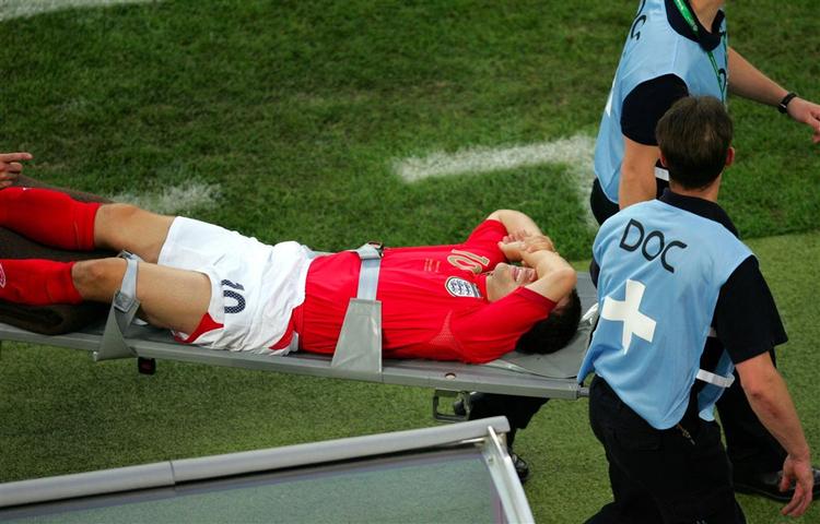 Efter bare et minuts spil af VM-kampen mod Sverige sidste sommer, måtte Englands Michael Owen forlade banen med et læderet korsbånd, efter at have vredet om på foden. 