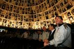 Israelske officerer besøgte i dag holocaust-musseet i Jerusalem. I aften vil vatikanet aflægge besøg på trods af tidligere afbud. 