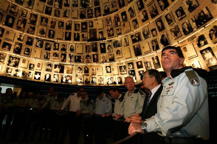Israelske officerer besøgte i dag holocaust-musseet i Jerusalem. I aften vil vatikanet aflægge besøg på trods af tidligere afbud. 