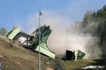 Den 71 år gamle skihopbakke i Garmisch-Partenkirchen blev lørdag revet i stykker af 800 gram sprængstof. 