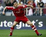 Van Bommel fejrer scoringen til 1-0 mod Leverkusen. 