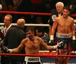 Joe Calzaghe fejrer sin sejr over Peter Manfredo, efter dommeren havde stoppet kampen i tredje omgang. 
