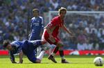 Blackburns nordmand Morten Gamst Pedersen har taklet den senere matchvinder Michael Ballack. 