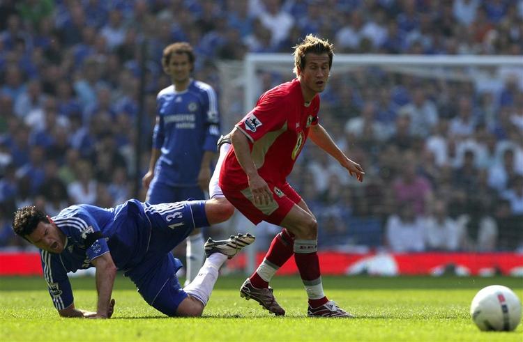 Blackburns nordmand Morten Gamst Pedersen har taklet den senere matchvinder Michael Ballack. 