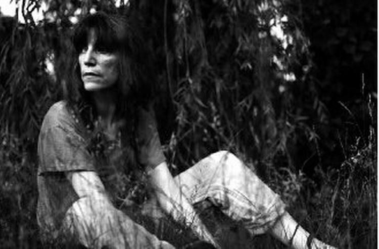 Patina. Med sin dybe og ekstremt følsomme vokal har veteranen Patti Smith taget fat i en samling sange fra tresserne. Og dem fortolker hun eminent. 
