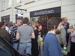 Folk strømmede til, da galleriet Doodletown åbnede i fredags. 