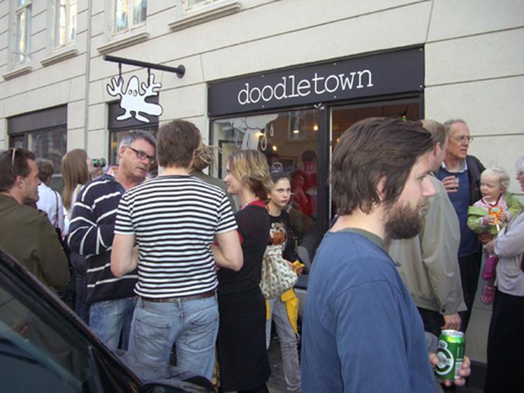 Folk strømmede til, da galleriet Doodletown åbnede i fredags. 