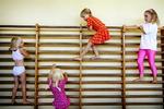 Folkeskolepiger har gymnastiktime. 