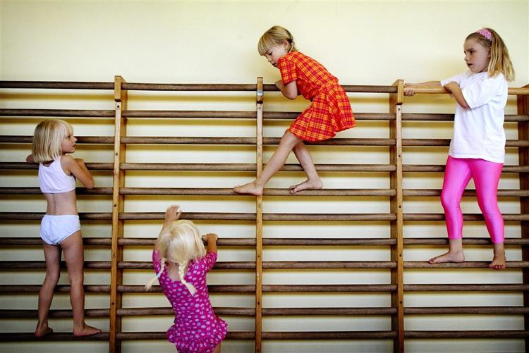 Folkeskolepiger har gymnastiktime. 