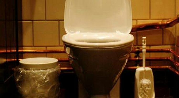 Et mindre højteknologisk ikke-brandfarligt toilet (arkivfoto). 