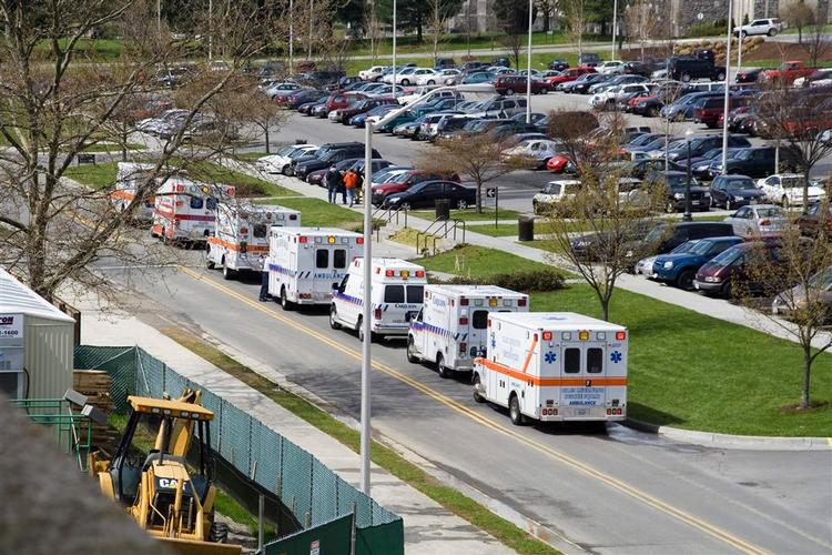 Ambulancer i kø ved Virginia Tech campus i Blacksburg. 