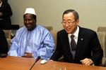 FN's generalsekretær Ban Ki-Moon (th) sammen med formanden for den afrikanske union, AU, Oumar Konare ved møderne om fredstropper til Sudan. 