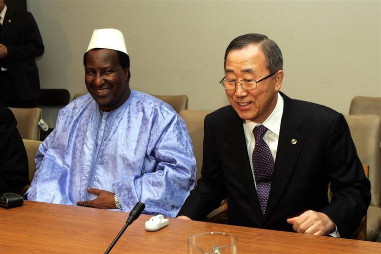 FN's generalsekretær Ban Ki-Moon (th) sammen med formanden for den afrikanske union, AU, Oumar Konare ved møderne om fredstropper til Sudan. 