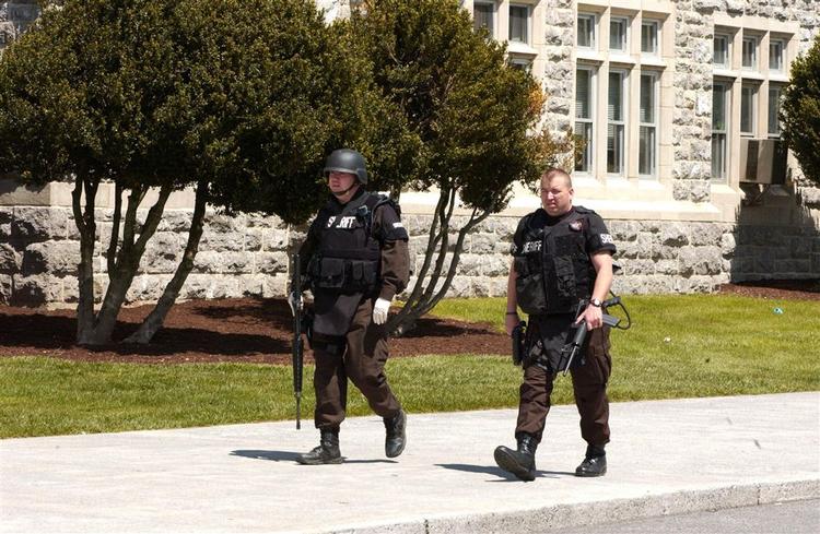 Politiet mødes nu af kritik, fordi de studerende ikke blev advaret efter den første skudepisode på Virginia Tech Univeristy, hvor to blev dræbt. 