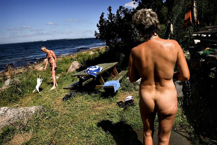 Naturister på landets nøgenstrande er trætte af, at folk opfatter nøgenheden som en opfordring til at dyrke sex. 
