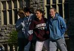 Studerende på Virginia Tech efter massakren. Hvert år dør 30.000 amerikanerne efter at være blevet skudt. 