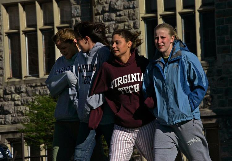 Studerende på Virginia Tech efter massakren. Hvert år dør 30.000 amerikanerne efter at være blevet skudt. 