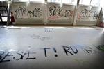 Grafittien hænger tæt på Nørrebro-skolen, der blev besat af 150 aktivister i går aftes. 