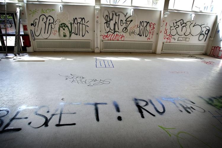 Grafittien hænger tæt på Nørrebro-skolen, der blev besat af 150 aktivister i går aftes. 