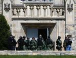 Amerikanske specialstyrker udenfor Norris Hall, hvor en 23-årig mand gik amok. 