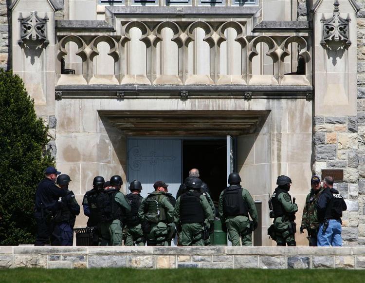 Amerikanske specialstyrker udenfor Norris Hall, hvor en 23-årig mand gik amok. 