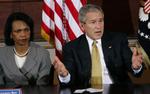Udenrigsminister Condoleezza Rice og præsident George W. Bush nyder ikke ligefrem tillid til, at de handler udenrigspolitisk ansvarligt. 