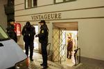 Urmageren blev anholdt umiddelbart efter skyderiet i urmagerbutikken i Kompagnistræde i marts. Røverne forsøgte først at flygte, men to af dem meldte sig selv kort efter på grund af deres skader. Den trejde er fortsat på fri fod. 