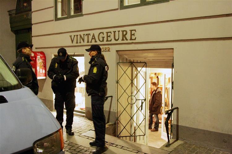 Urmageren blev anholdt umiddelbart efter skyderiet i urmagerbutikken i Kompagnistræde i marts. Røverne forsøgte først at flygte, men to af dem meldte sig selv kort efter på grund af deres skader. Den trejde er fortsat på fri fod. 