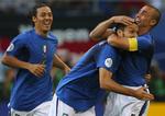 Mauro Camoranesi, Gianluca Zambrotta, Fabio Cannavaro og deres holdkammerater ligger igen øverst. 