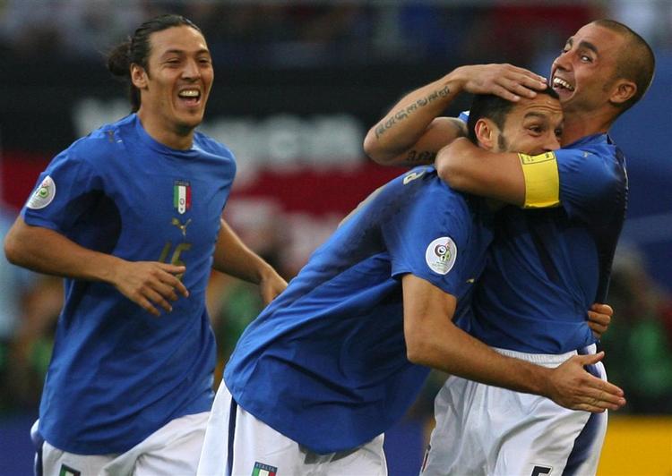 Mauro Camoranesi, Gianluca Zambrotta, Fabio Cannavaro og deres holdkammerater ligger igen øverst. 