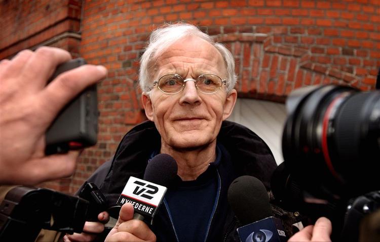 Mogens Amdi Petersen og fire andre topfolk i Tvind er blevet frikendt i byretten. Nu kan politiet ikke finde dem, så de kan forkynde, at dommen er blevet anket til landsretten. Lykkes det ikke, kan ankesagen ikke blive til noget. 
