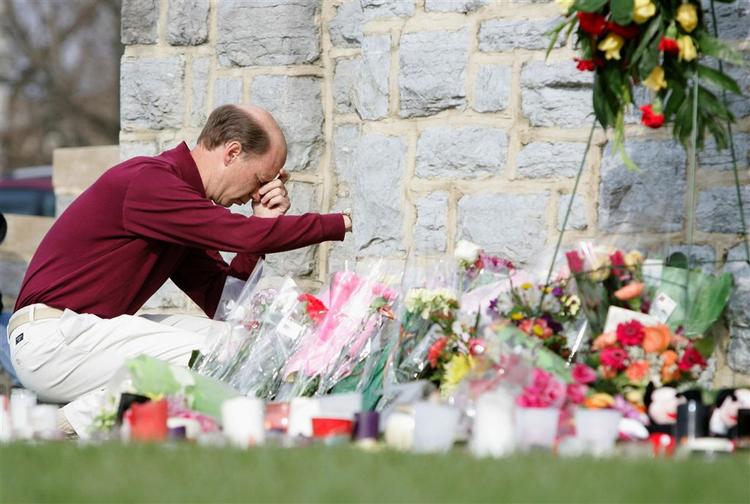 En unavngiven lektor fra Virginia Tech beder en bøn for ofrene. 
