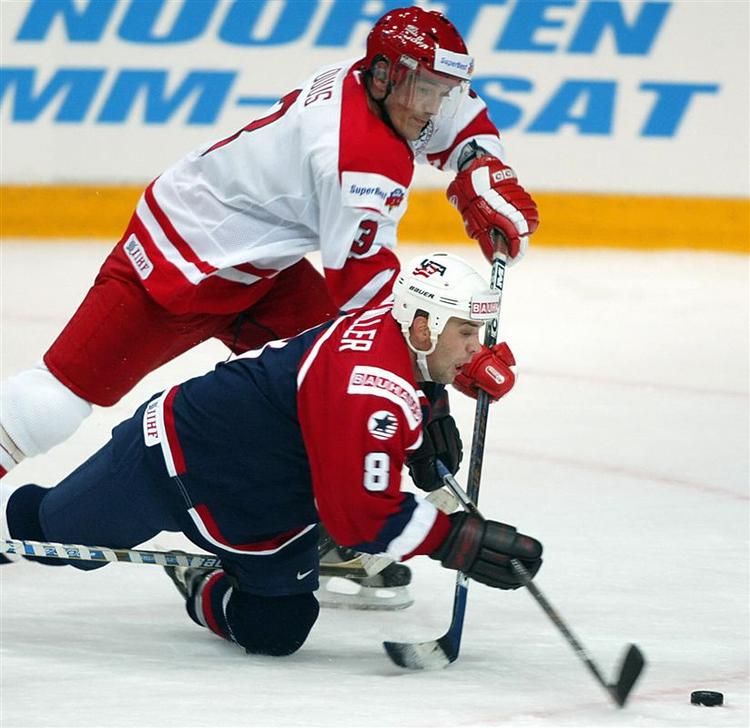 Jesper Duus, øverst, startede sin internationale karriere i den svenske elitserieklub Färjestad. Med sit spil har han været en god repræsentant for dansk ishockey. 