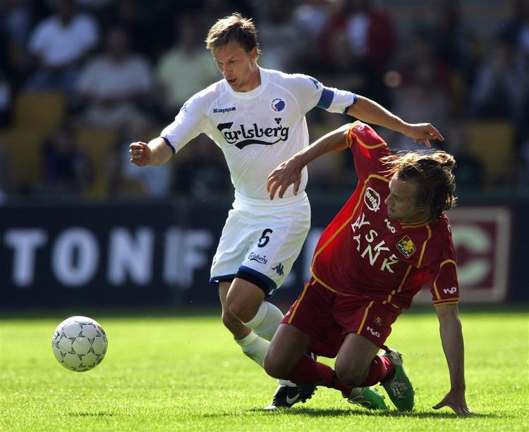 Der er flere udenlandske spillere i Superligaen end nogensinde. Her er det FCK's Tobias Linderoth i nærkamp med FCN's Heath Pearce. 
