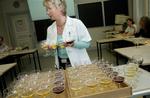 Dansk humle skal tilbage i dansk ølproduktion, mener en seniorforsker fra Aarhus Universitet. Her en ølsmagning hos Jacobsen, der er Carlsbergs mikrobryggeri. 