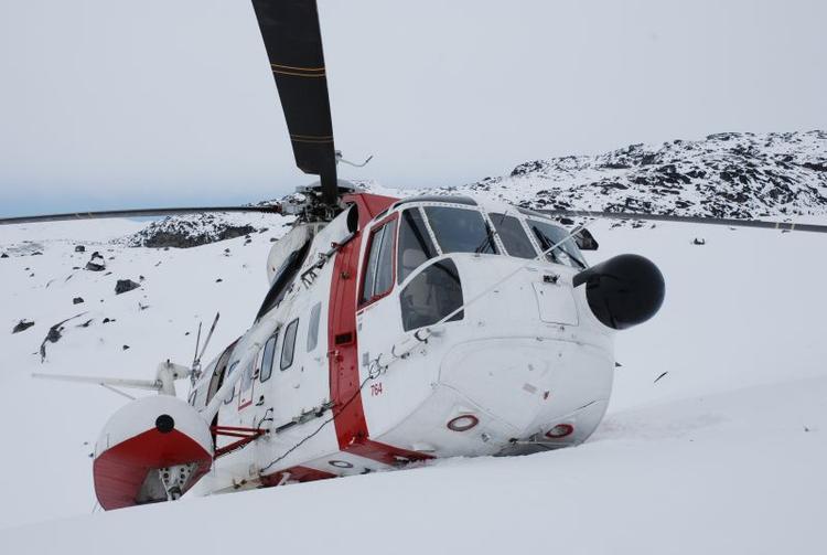 Den forulykkede helikopter fotograferet af en af passagererne. 