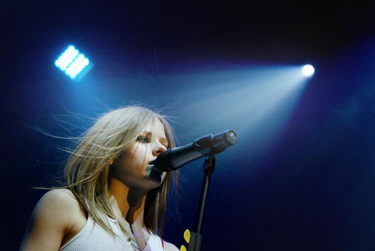 Avril Lavigne under koncert i KB Hallen i 2003. 