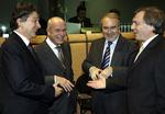 Finansminister Thierry Breton,til venstre, muntrer sig med kolleger under et møde i Bruxelles tidligere på året. 