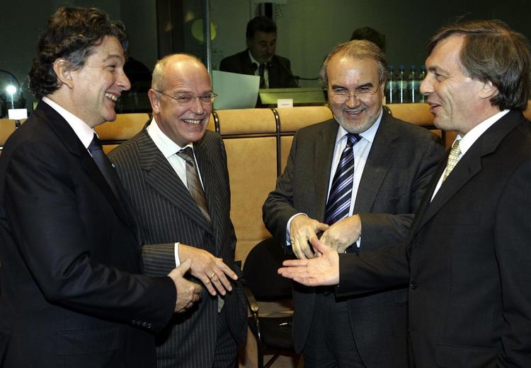 Finansminister Thierry Breton,til venstre, muntrer sig med kolleger under et møde i Bruxelles tidligere på året. 
