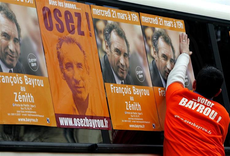 Den franske valgkamp er inde i slutfasen, og centrumpolitikeren Francois Bayrou haler ind på favoritterne. 