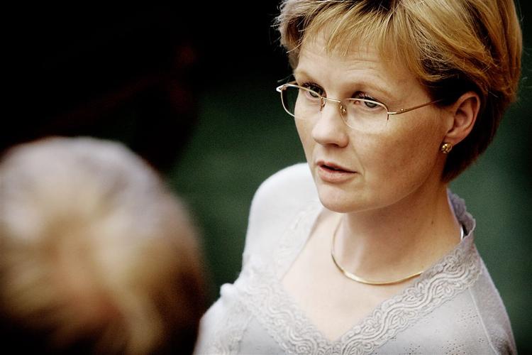 Integrationsminister Rikke Hvilshøj vil ikke blande sig i, hvordan Dansk Folkepartis indfødsretsordfører forvalter sin ytringsfrihed. 