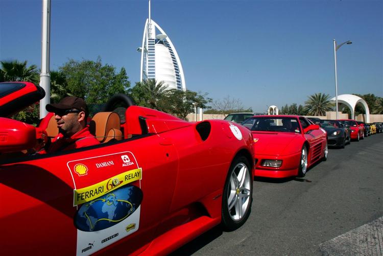 Ferrari-stafetten startede i Dubai. Om kort tid kan de røde sportsvogne ses på tur i Danmark. Foto: AP 