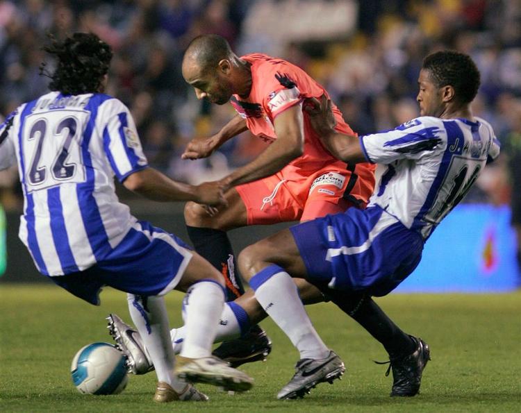 Sevilla-topscoreren Frederic Kanoute i nærkamp med to La Coruna-spillere. 