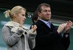 Roman Abramovitj har brugt over 2 milliarder kroner på spillerindkøb i Chelsea F.C., siden han overtog klubben i 2003. Her ses han på tilskuerpladserne med eks-konen, der kunne have kostet ham omkring 50 milliarder kroner. 