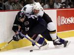 Vancouver Canucks' Henrik Sedin tackler Dallas Stars' Mattias Norstrom i nattens kamp. 