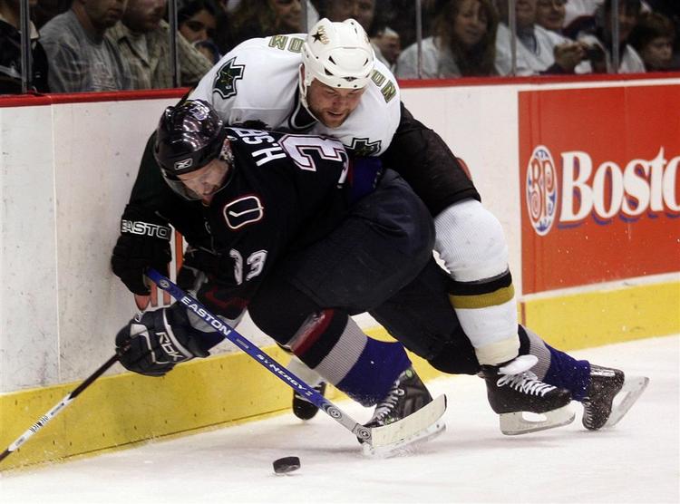 Vancouver Canucks' Henrik Sedin tackler Dallas Stars' Mattias Norstrom i nattens kamp. 