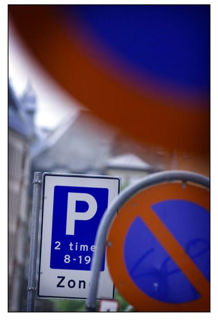 Folketinget vil gribe ind over for bøderne til ulovligt parkerede biler. 