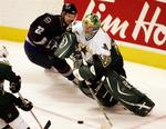 Dallas Stars målmand Marty Turco,(t.h.) i kamp mod Vancouvers Daniel Sedin (22) i morgenens kamp. 